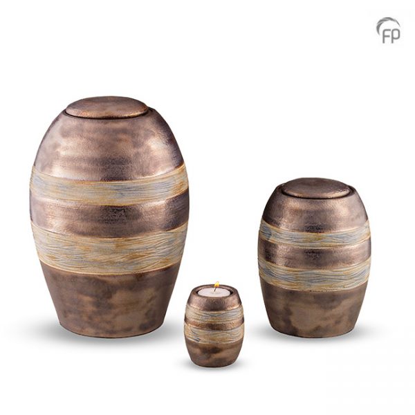 Keramische urnen, bruin/grijs met gekleurde decoratie banden.