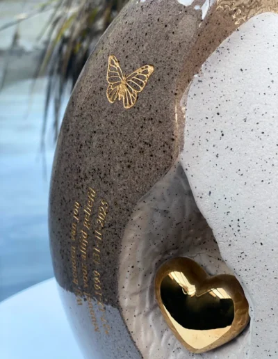 Keramische urn met tekst