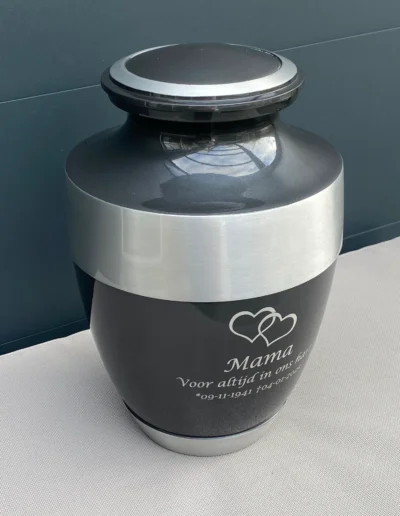 Messing urn met gravering